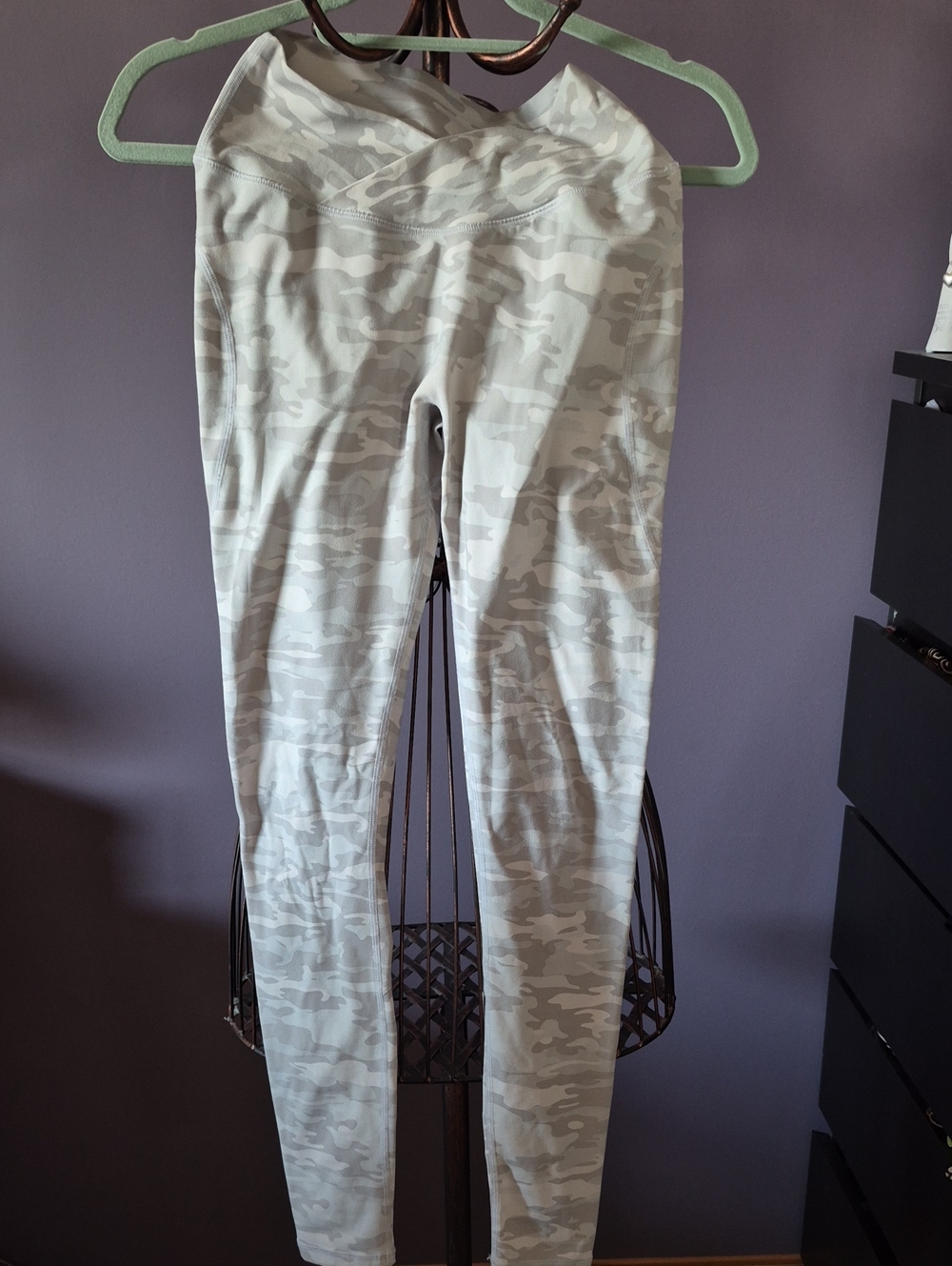 Alphalete Womens Camo Leggings in Light Gray